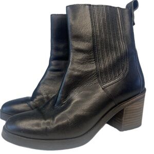 Ugg Camden Black Leather boot- ankle bootie brown heel Size 8